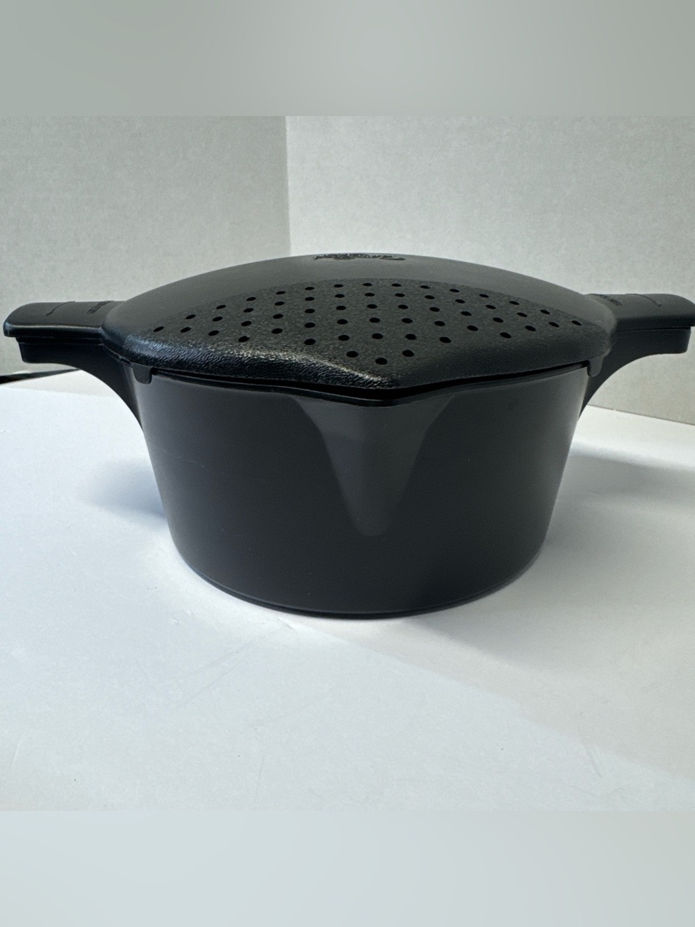 Pampered Chef Large Micro-Cooker 2 Qt
Microwave Steamer & Lid 8 Cups Black 2778